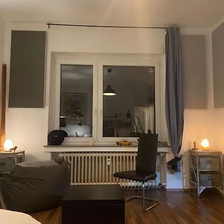 Central And Cozy 33q ケルン